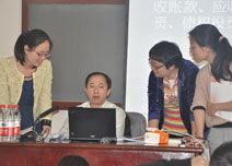 张志凤老师为同学答疑