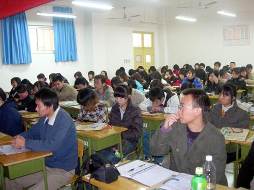 武老师的精彩讲座吸引了很多学生前来