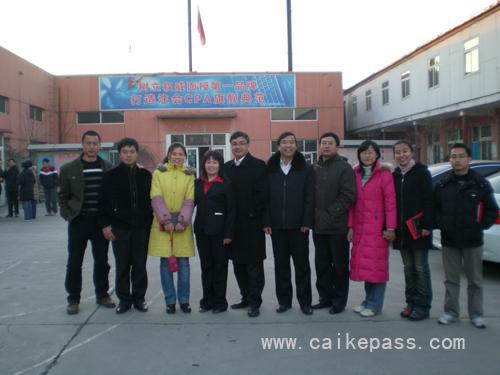 胡登峰（右一）与领导及老师和优秀学员合影留念