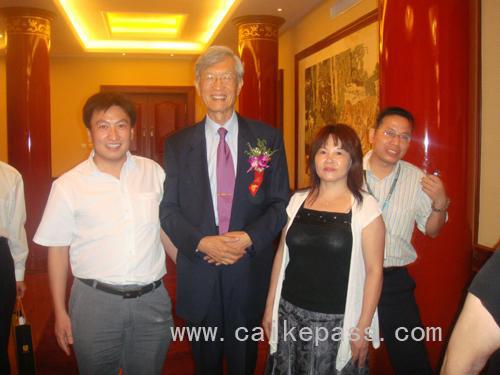 北京财科学校校长周海仙（右）、行政校长周鹏（左）与中央驻澳门特别行政区特派员原焘合影