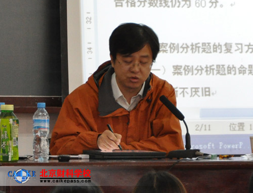 郭守杰老师正在上课