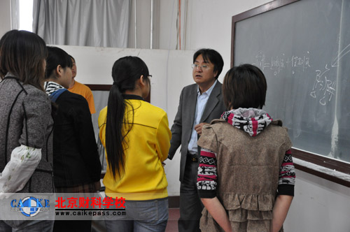 田明老师正在为学员答疑解惑