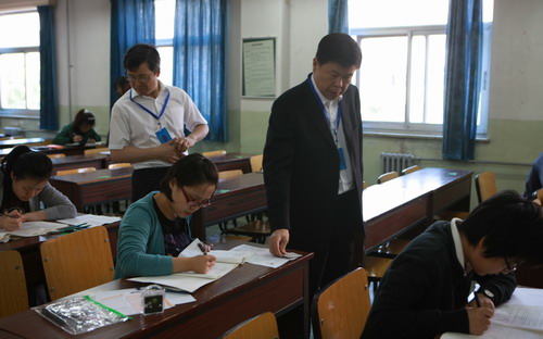 王军副部长和陈毓圭秘书长巡视考场