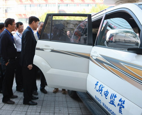 王军副部长听取无线电监管有关人员汇报考场无线电监测情况