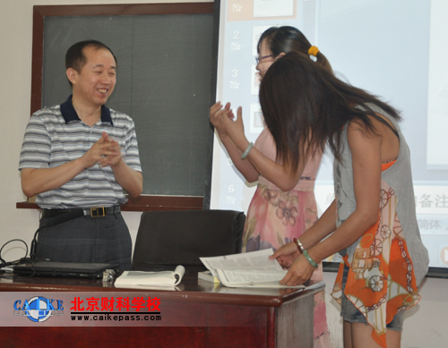 张志凤老师利用课间为学员答疑解惑