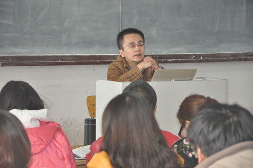 章珩老师正在讲解《经济法》课程