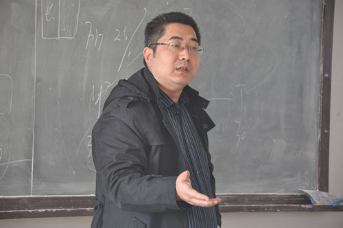 张文辉老师正在上课