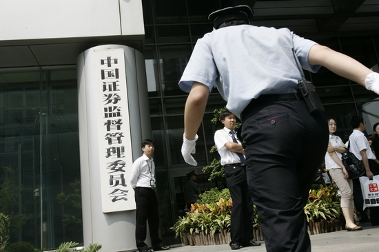 中国证监会联合国家财政部昨日发文，进一步规范证券资格会计师事务所整合行为、加强执业质量控制。