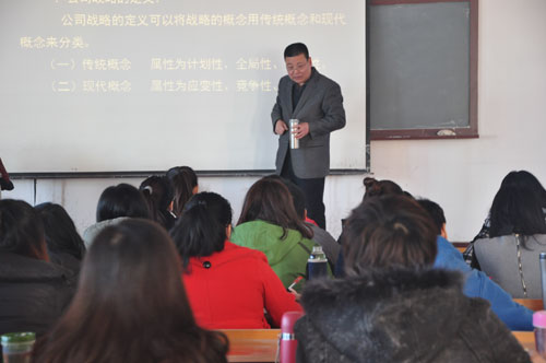 任立强老师正在上课