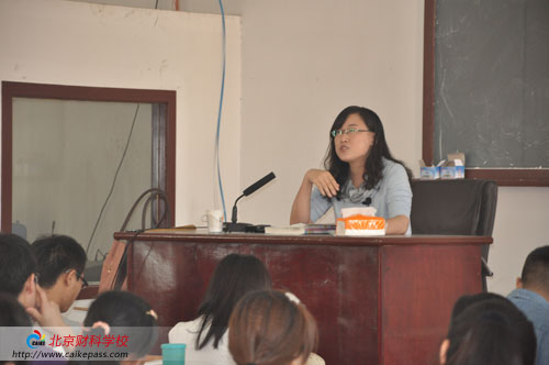 黄洁洵老师正在讲课