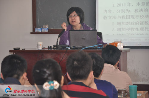 刘颖老师正在讲课