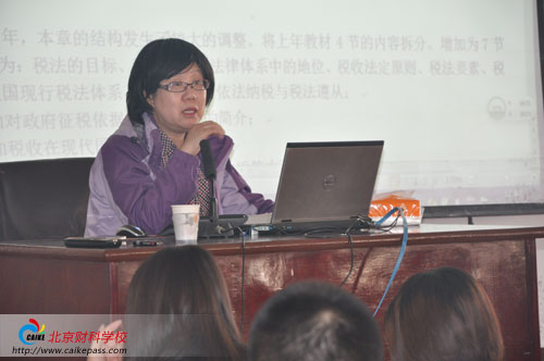 刘颖老师正在讲课